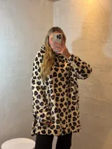 Canguro oversize con capucha, de tela suave con estampado animal print en tonos azul, negro y blanco.