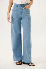 Pantalón de jean azul con corte acampanado y diseño de bloques de color en diferentes tonos de azul.