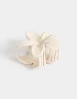 Broche para el pelo negro con forma de flor de hibisco.