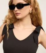 Musculosa negra con escote en V y breteles con lazo.