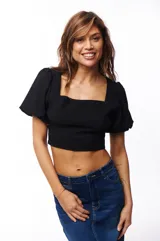 Top corto negro con escote cuadrado, mangas cortas abullonadas y corte ajustado.