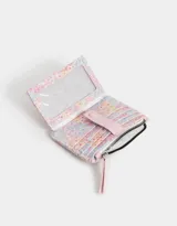 Billetera pequeña de cuerina estampada con flores de colores. Tiene cierre superior con tirador rosa, lazo con broche a presión y compartimentos para tarjetas.