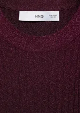 Top negro de tejido de punto fino con lúrex, cuello halter y diseño entallado.