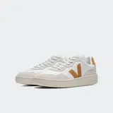 Championes Veja V-90 color blanco con detalles en cuero color caramelo.
