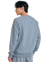 Buzo Under Armour Rival Fleece Crew de hombre, color azul marino, con logo pequeño bordado en el pecho.