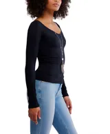 Remera negra de manga larga acanalada, con escote cuadrado y corte ajustado.