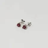 Par de caravanas de plata con dije en forma de corazón con raíz de rubí.