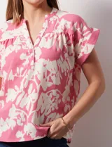 Blusa estampada marca Alex & Parker, con cuello a la base y escote en V.