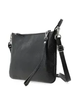 Cartera bandolera negra con textura símil piel de serpiente, confeccionada en cuero. Tiene correa larga regulable, cierre superior con cremallera y logo PQ grabado en el frente.