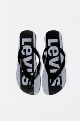Chinelas grises con base texturizada y tiras negras con logo de Levi's en blanco.