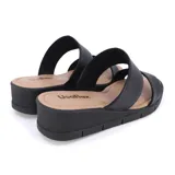 Sandalia casual negra con dos tiras anchas, una lisa y otra con perforaciones. Tiene taco corrido y plantilla color suela.