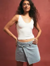 Minifalda celeste de denim con diseño cruzado y ruedo desflecado.
