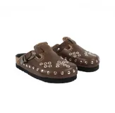 Zueco de cuero color marrón chocolate, con hebilla metálica decorativa, tachas plateadas y bordado artesanal.