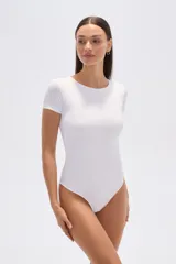 Body de manga corta color blanco, confeccionado en poliamida, de corte ajustado al cuerpo y cuello redondo a la base.