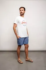 Remera blanca de manga corta con estampa frontal con la frase "Summer Paradise Long Beach California" en color rojo y azul.