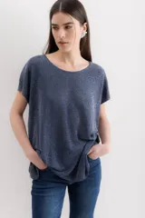 Blusa azul con lurex, de mangas cortas y cuello redondo.
