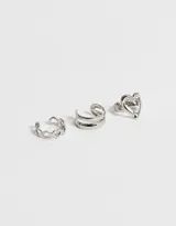 Set de tres earcuffs plateados con diferentes diseños: uno con forma de corazón, otro con eslabones y otro doble.