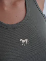 Musculosa negra de punto acanalado con corte ajustado y bordado de caballo en el pecho.