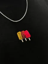 Camiseta celeste con estampado de helados y texto en la espalda.