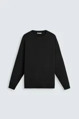 Jersey de hombre regular fit color negro, tejido en hilatura suave, con cuello redondo, manga larga y terminaciones en rib.