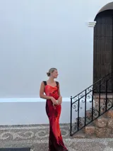 Vestido largo de microtul con forro, estampado con diseño abstracto en tonos rojo, naranja y negro.