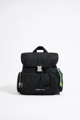 Mochila mediana de nylon color negro con cierre magnético, cordón ajustable y asas de tejido.