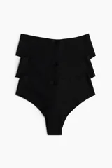 Pack de tres bombachas hipster negras de algodón, con tiro bajo, cobertura media y ribetes cortados por láser para evitar marcas bajo la ropa.