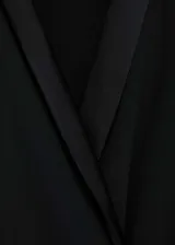 Minivestido negro con escote en V cruzado, mangas largas y lazo en la cintura.