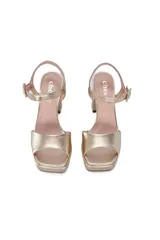 Sandalias de tacón alto color dorado, con plataforma y tira delgada ajustable al tobillo.