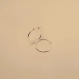 Aros tipo argolla de plata 925, de 25mm de diámetro y 1.5mm de ancho.