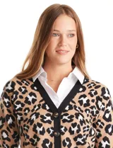Cardigan de punto con estampado animal print de leopardo en tonos beige, negro y blanco, con escote en V y cuello con solapa. Presenta botones frontales y mangas largas con puño. Incluye una camisa blanca simulada debajo.
