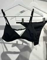 Conjunto de bikini color durazno, con corpiño triangular fijo texturado y bombacha less.