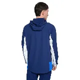 Campera deportiva con capucha Umbro Triutility, con cierre frontal, bolsillos laterales y puños elásticos. Diseño color block en azul marino y celeste, con detalles en blanco en los laterales y logo de Umbro bordado en el pecho. Escudo del Club Nacional de Football estampado en el pecho.