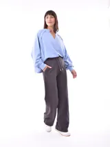 Pantalón negro de tiro alto con cordón ajustable en la cintura y corte ancho y recto.