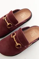 Mocasines color borgoña de cuero gamuzado, con detalle de hebilla dorada.