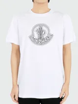 Remera blanca de algodón con logo de la marca Moncler estampado en el pecho.