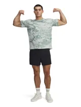 Remera deportiva negra con estampado abstracto en tonos grises.