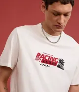 Remera de algodón color blanco, corte comfort, con cuello redondo y manga corta. Presenta un estampado grande en la espalda con un auto de carrera estilo Fórmula 1, un diagrama de circuito y varios textos gráficos relacionados con carreras.