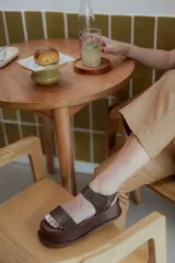 Sandalias marrones con plataforma forrada en cuero y cierre con velcro.