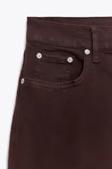 Jeans de tiro alto color marrón, corte slim fit y bootcut, con cinco bolsillos y cierre frontal con cremallera y botón.