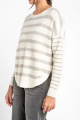 Sweater de punto con rayas multicolores en tonos pastel, de corte ajustado y mangas largas.