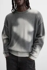 Jersey de punto gris con efecto tie-dye blanco, de corte relaxed fit, cuello redondo y mangas largas.