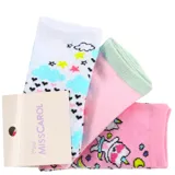 Pack de tres pares de medias con diseños de nubes, estrellas y gatos, en colores blanco, rosa y verde claro.