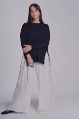 Sweater negro de punto con diseño de ochos, cuello redondo y mangas largas.