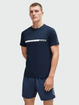 Remera azul marino de manga corta con cuello redondo y logo de la marca Boss estampado en el pecho.
