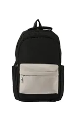 Mochila de color negro con un bolsillo frontal en contraste de color beige. Cuenta con un compartimento principal con cierre de cremallera, bolsillos laterales abiertos y un asa de mano superior.