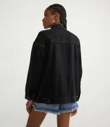 Chaqueta de jean negra, corte alargado, con cuello solapa, manga larga, abotonado frontal, bolsillos delanteros y laterales.
