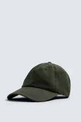 Gorra verde militar de algodón con efecto lavado, visera curva y ajuste trasero con hebilla metálica.