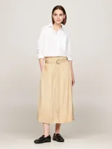 Falda midi color beige de corte evasé, con cinturón con hebilla metálica en forma de D y cierre de cremallera.