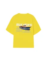 Remera amarilla de corte holgado con estampado trasero de un yate y texto con nombres de ciudades.